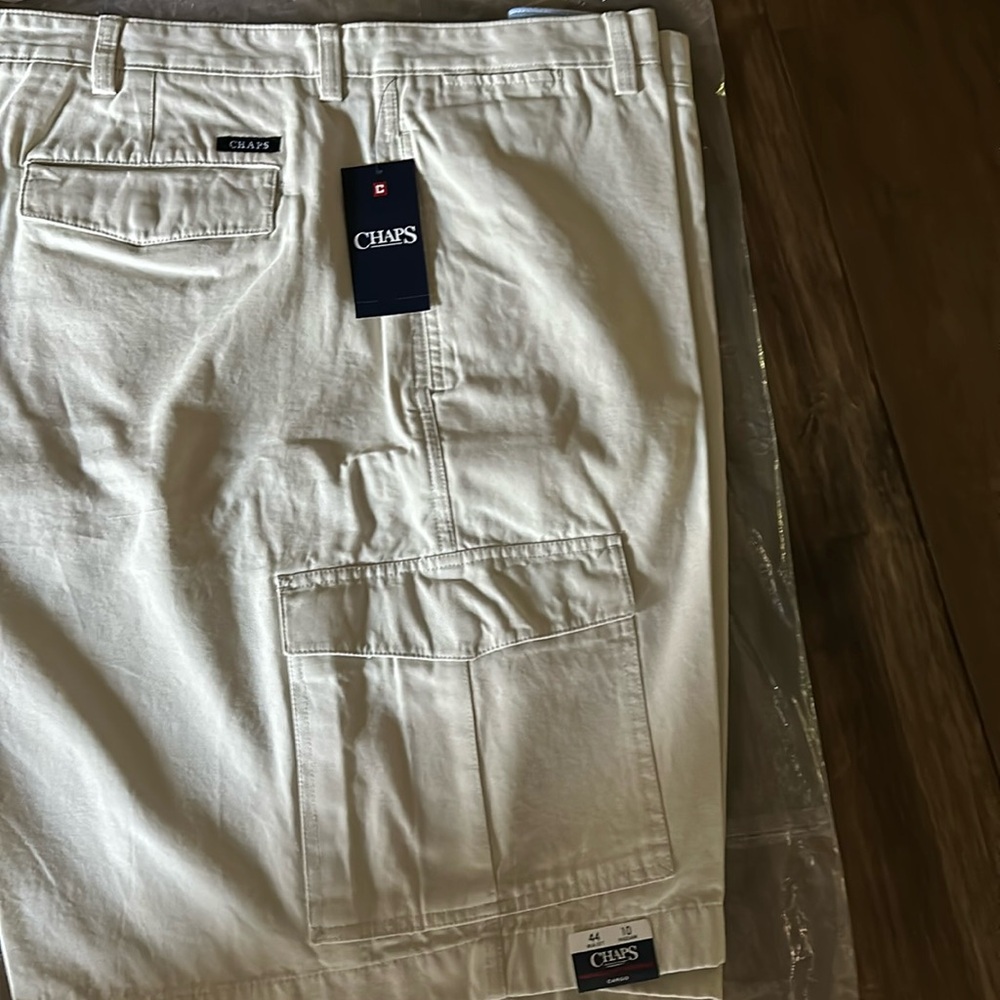 Chaps washed 100% cotton canvas cargo shorts. New Stone . 44B/10” inseam